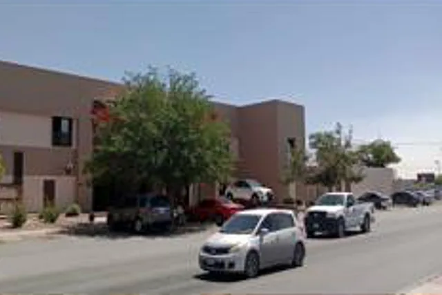 Edificio Banorte tras la remodelación, con estacionamiento y arbolado