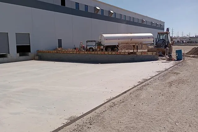 Muros de andén y patio de maniobras construidos en la planta Cummins