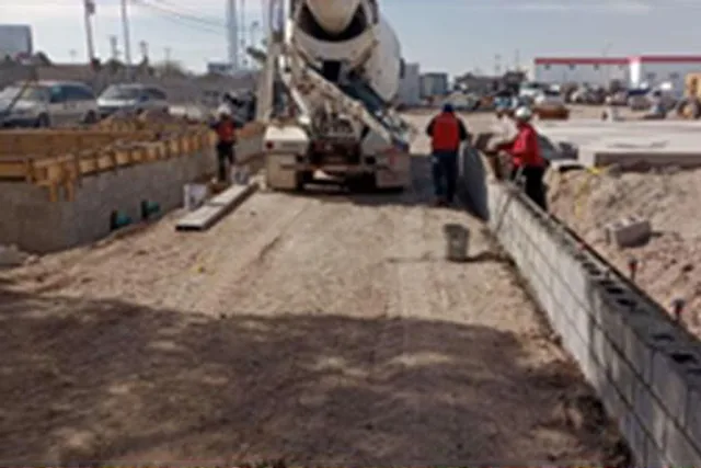 Colado de concreto con olla revolvedora durante la obra de rodapié en Cummins