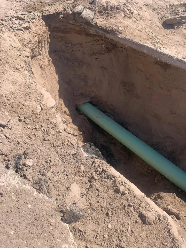 Detalle de la tubería entrando al talud de la zanja bajo el borde de concreto de la vialidad