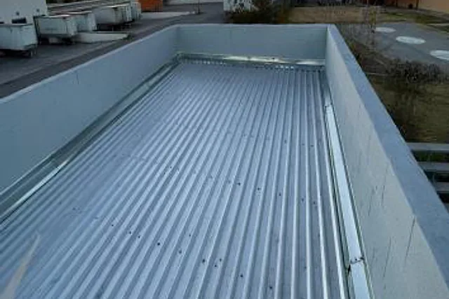 Cubierta metálica del cuarto de compresores construido en la planta Lacroix