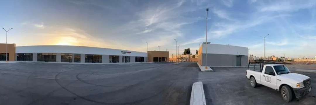 Vista panorámica de Plaza Tres Cantos terminada al atardecer