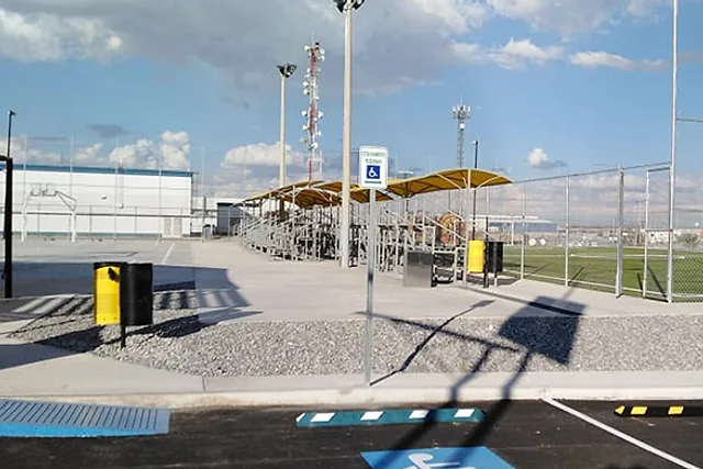 Estacionamiento con estructuras de sombra y cancha deportiva construidos para Continental