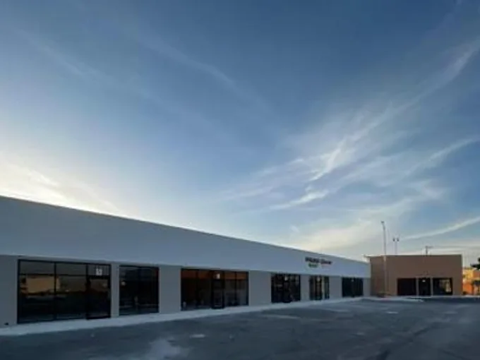 Hilera de locales comerciales terminados al atardecer, con su estacionamiento, construidos por CONDUCHISA