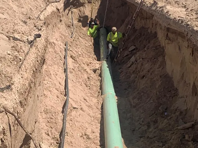 Tubería de drenaje sanitario tendida en el fondo de una zanja por la cuadrilla de CONDUCHISA